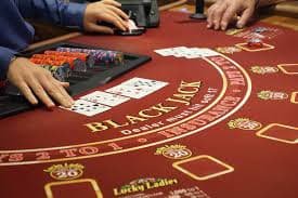 Ruang live casino penuh warna dan hiruk pikuk aktivitas dealer dan pemain